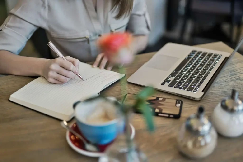 Blog Writing vs. Social Media Writing: What's the Difference? 3 blog writing